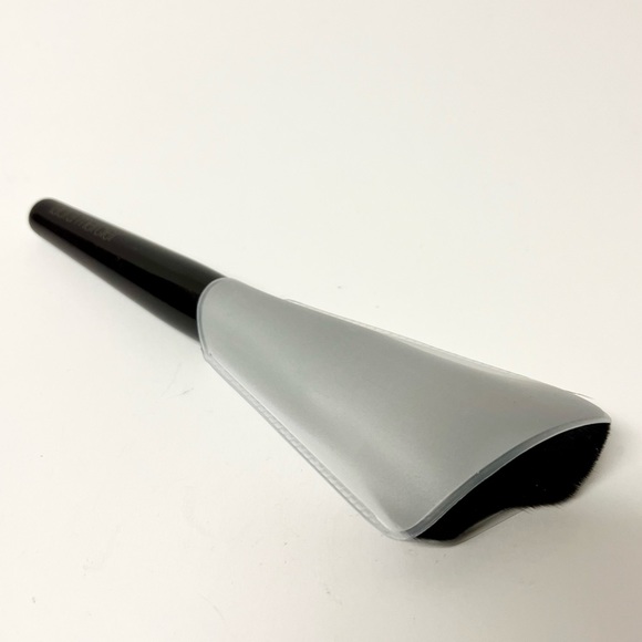 Laura Mercier Glow Powder Brush - Picture 3 of 4